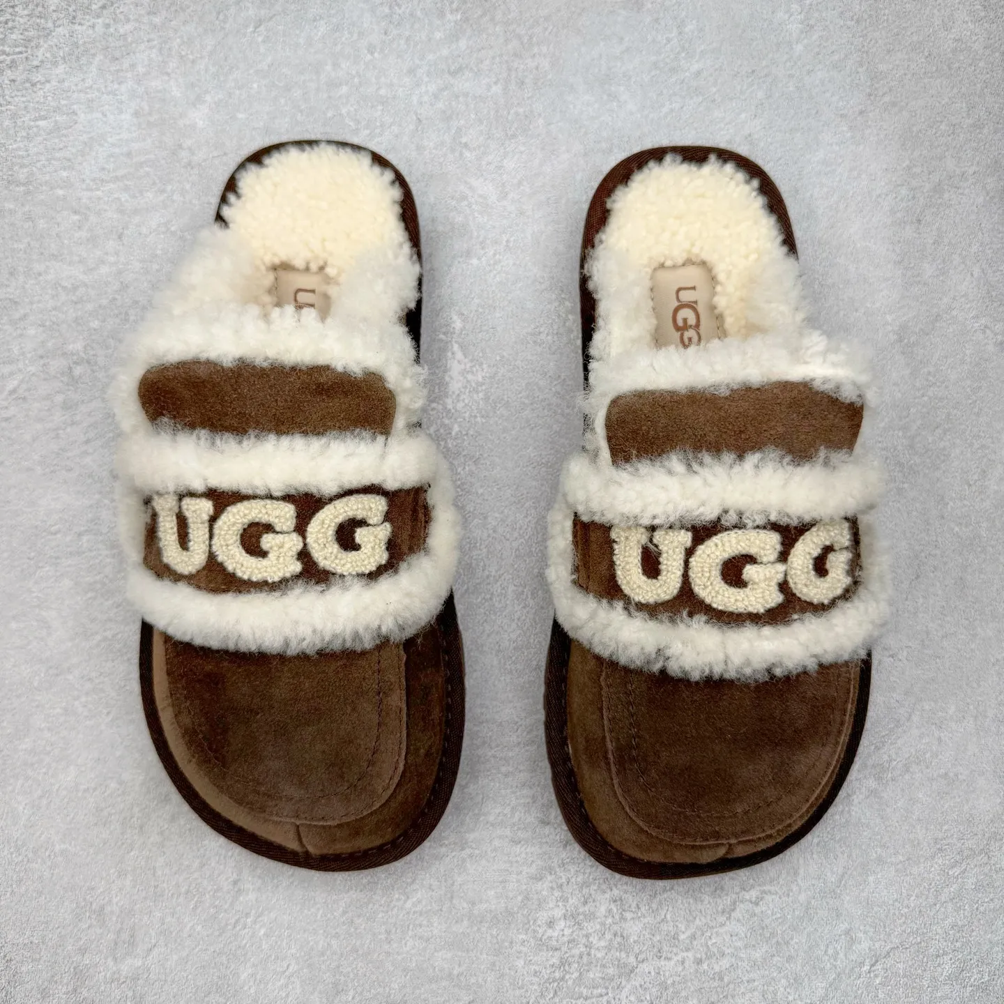 Pick up locally 💰 440 UGG slippers 1206 letter embroidered classic short-tube autumn and winter sheep fur all-in-one snow boots All shoes are made from the same factory as ZP Longfeng A-grade Australian imported sheep fur all-in-one Brand OEM production line Fully follow the ZP process flow OEM original pattern maker Adhere to no original shoes and no development selection Pay attention to every detail The most authentic version on the market TREADLITE "Light Wing" technology outsole Lightweight/durable/flexible/pile size: 35 36 37 38 39 40 Coding: by2936070